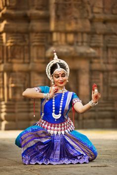 Odishi Dance Photography, Odissi Dance Costumes, Odissi Dance Painting, Arangetram Photoshoot, Classical Poses, Bharat Natyam, Bharatnatyam Poses, Kathak Costume, Kerala Culture