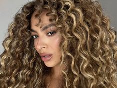 Blonde Highlights Curly Hair, Highlights Curly, Highlights Curly Hair, Curly Girl, Curly Hairstyles, Blonde Highlights, Hair Inspo, Curly Hair, Hair Inspiration