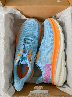 Hola Clifton 9 Outfit, Colorful Hoka Shoes, Hokas Women Outfit Jeans, Aesthetic Hoka Shoes, Hoka Running Shoes Aesthetic, Track Shoes Aesthetic, Preppy Hoka Shoes, Womens Hoka Shoes, Hoka Running Shoes Woman Outfit