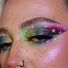 Cool Crazy Makeup Looks, Flashy Makeup, Creative Eye Makeup Colorful, Kaleidoscope Makeup, Fun Eyeliner For Hooded Eyes, Makeup Look Ideas Creative, Artistry Makeup Looks, Makeup Looks Colorful, Colourful Makeup