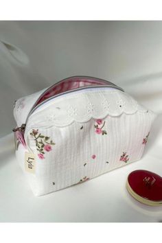 Finished Floral Embroidered Makeup Bag Size: 20x10x9cm ✂️%100 cotton fabric. 🧼Washing Instructions: It can be hand washed. Please don't iron. 📦 Packaging: The products are shipped out within 1-3 working days. Make Up Pouch Aesthetic, Pink Floral Makeup, Beauty Pouch, Floral Makeup Bag, Floral Makeup, Makeup Bag Essentials, Bag Flower, Small Makeup Bag, Pink Gingham