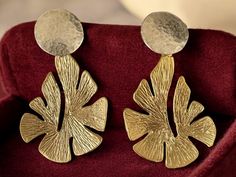 Add a touch of elegance to any outfit with these stunning two-tone fan-shaped statement earrings. The unique design features a beautifully textured gold fan-like drop that dangles from a silver floral-inspired stud. Perfect for both casual and formal occasions, these earrings exude a timeless charm while offering a modern twist. Whether you're dressing up for an evening event or adding a touch of glam to your everyday look, these earrings are a must-have accessory for any jewelry lover. Handmade Gold Texture, Jewelry Lover, Boho Earrings, Earrings Jewelry, Statement Earrings, Note Cards, Bridal Jewelry, Antique Silver, Jewelry Earrings Dangle