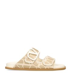 Find VALENTINO Raffia Vlogo Slides on Editorialist. These slides from Valentino Garavani combine cushioned leather insoles with upper straps adorned in the Italian Houses distinctive logo. Let their easy elegance complement your off-duty vacation looks or pare back a glamorous evening ensemble. Finished with a signature 'V', therell be no doubt as to where your brand allegiances lie. Beige Flats, Italian House, Vacation Looks, No Doubt, Beige Shoes, Shoes Heels Pumps, Trainer Boots, Boots Knee, Leather Slides