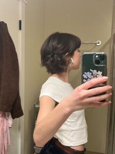 Bowed Head Reference, Chin Length Alternative Hair, Short French Bob Straight Hair, Short Hair Fall Outfits, 90s Women Short Hair, Mid Pixie Haircut, Mini Bob With Bangs, Nonbinary Undercut, French Bob Back View