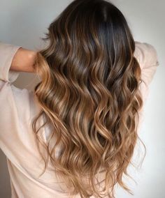 Highlights For Dark Brown Hair, Hair Color Caramel, Brunette Hair With Highlights, Hot Hair Colors, Dark Hair With Highlights, Dye Ideas, Brown Hair With Blonde Highlights, Caramel Highlights, Brown Hair Balayage