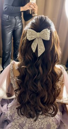 Engejment Bride Hairstyles, Hairstyles For Long Hair Function, Hairstyle For Mehandi Function, Indian Hairstyles For Punjabi Suit, Wedding Hairstyles For Small Faces, Hairstyles Choti Design, Curly Hairstyles For Lehenga, Hairstyles For Brothers Wedding, Open Hairstyles For Reception