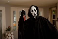 Si ya está listo tu disfraz y los caramelos, es hora de decidir cuáles son las películas, series o documentales que te acompañarán durante el fin de semana de Halloween. Netflix tiene el contenido para … Scream Film, Halloween Films, Scream Tv Series, Scream 2, Lorraine Warren, David Arquette, Wes Craven, Scream Franchise, Neve Campbell