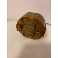 an old fashioned radio sitting on top of a table