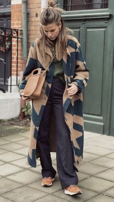 Polished Fall Outfits, Streetwear Fashion 2023 Women, Chic Fall Patchwork Cardigan, Folk Style Patchwork Fall Outerwear, Best Winter Outfits, Looks Street Style, Midi Skirts, Fashion Mistakes, Style Mistakes