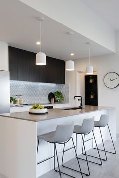 fresh white kitchen with black and grey complimentary colours. clean and sleek Grey And White Modern Kitchen, Kitchenette Basement, Montgomery Homes, Monochrome Kitchen, White Kitchen Ideas, Light Concept, Latest Home Decor Trends, 2024 Ideas