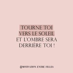 a pink background with the words tourne toi versus le soleil et l'ombre sera derrire toi