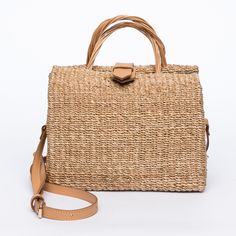 Sustainable Nina Shoulder Bag made from natural abaca fiber with a leather strap, offering versatility and eco-friendly style. Beach Formal, Plant Fibres, Natural Plant, Organic Modern, Inspired By Nature, Simple Elegance, Clutch Handbag, Minimalist Fashion, Making Out