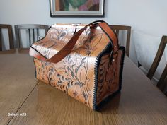 This handmade large bag is made of high-quality cowhide and decorated with Western-style embroidery. This bag, which can be carried both on the shoulder or as a crossbody strap, is ideal for daily use with its large internal volume and durable structure. While hand-carved details give the bag an elegant and original appearance, the leather material offers long-lasting and stylish use. This stylish and functional bag, which will complement your style both for work and travel, combines fashion and Artisan Hand Tooled Shoulder Bag For Travel, Hand Tooled Leather Shoulder Bag For Travel, Artisan Hand Tooled Bag For Travel, Artisan Hand Tooled Travel Bag, Traditional Hand Tooled Satchel For Travel, Traditional Hand-tooled Satchel For Travel, Hand Tooled Brown Travel Bag, Brown Leather Engraved Shoulder Bag, Vintage Brown Hand Tooled Bag For Travel