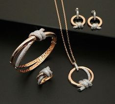 Jwellery Trending 2022, خواتم خطوبة, قلادات متدلية, Unique Gold Jewelry Designs, Womens Jewelry Trends, Glitter Jewelry, Neck Pieces Jewelry, Gold Bangles For Women