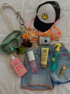 Pool Bag Essentials, Summer Bag Essentials, Ocean Birthday Party, Inside My Bag, Summer Picture Poses, Beach Fits, Summer 2025, I Love The Beach, Bag Essentials