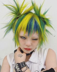 Y2k Hair Color, Hair Color Ideas Blonde, Y2k Hair, Punk Hair, Funky Hairstyles, Hair Stylies, Alternative Hair, Yellow Hair