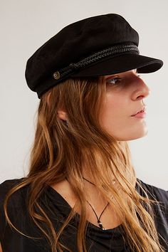 Brixton Hat Women, Leather Hats For Women, School Simple Outfits, Fiddler Hat Outfit, Ivy Cap Women, Outfits For School Simple, Baker Boy Hat Outfit, Cute Hat Outfits, Flat Cap Women