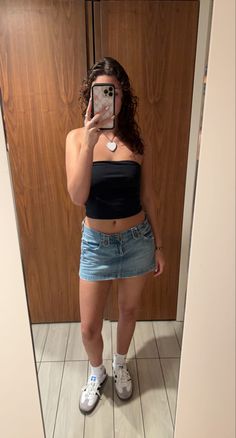 Mini Demin Skirt Outfit, Sambas Fit, Jean Skirt Outfits Summer, Summer Jean Shorts Outfit, Samba Outfit Ideas, Adidas Samba Outfit, Jean Skirt Outfits, Samba Outfit, Nashville Outfits