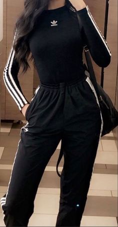 Sport Training Outfit, Gym Outfits For Women Korean, Gym Modest Outfit, Trendy Gym Outfits For Women, Gym Outfit Modest, Outfit Gym Mujer, Modest Workout Outfits, Modest Sporty Outfits