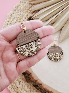 MONSTERA LEAF EARRINGS | WOOD Aloha and E komo mai! <3 ♥ With this listing you will receive (1) pair of Wooden engraved Monstera leaf earrings!  ♡ Going on vacation to a tropical destination? Or have a love for the beautiful island style? These earrings are the ones for you  These earrings are also great for diffusing essential oils. Add a drop (or few) of your favorite essential oil(s) to the wood. Great for every plant lover, boho style lover, everyday wear, or for special occasions! ♥ Measure Wood Earring Ideas, Glowforge Earrings, Rustic Homestead, Laser Engraved Earrings, Monstera Leaf Earrings, Beachy Earrings, Plant Earrings, Hawaii Summer, Tropical Earrings