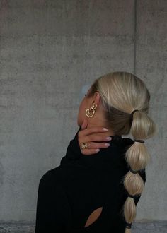 Ponytail Bubble Hairstyles, Low Ponytail With Bubble Braids, Chic Hairstyles Medium Classy, Hairstyles For Prom Medium Length Ponytail, Cool Updo Hairstyles, Hair Inspo Long Hairstyles, Easy Clean Hairstyles, Trending Fall Hairstyles 2023, Easy Photo Ideas Instagram