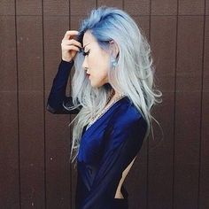 Blue roots are clearly becoming a thing. You can try deep blue to platinum like this … | 15 Surprisingly Gorgeous Ways To Rock Colorful Roots Trendy We Fryzurach, Blue Roots, Dyed Hair Blue, Looks Pinterest, Blonde Roots, Ombré Hair, Rainbow Hair, Hair Envy