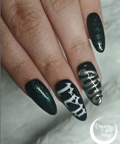 35 Taylor Swift Inspired Nails: Nail Art Ideas for Fans Taylor Swift Inspired Nails, Swift Nails, Purple Ombre Nails, 2023 Nails