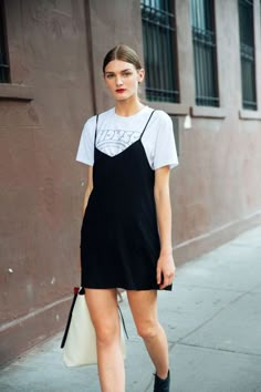 Round Up: 5 Ways to Style a Graphic Tee - Crossroads #summer #birkenstockboots Diy Outfits, Estilo Indie, 2022 Fashion Trends, 90s Looks, Winter Fashion Outfits Casual, Casual Outfits For Women, 90s Outfit, 90s Fashion Outfits, 2021 Fashion