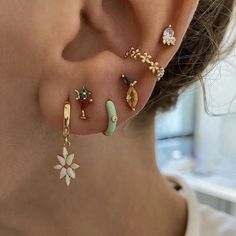 Eat Piercings Designs, Green Piercing Aesthetic, Summer Earrings Aesthetic, Ear Styling Gold, Feminine Ear Piercings, Summer Earring Stack, Hippie Ear Piercings, Shea Core, Ear Percinings Ideas