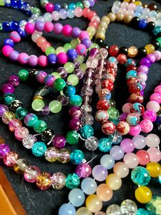 many different colored beads are on the table