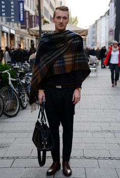 Fucking Young! » Munich streetstyle by Electra Poncho Men, Mens Poncho, Best Man's Outfit, Waterproof Poncho, University Style, Easy Fashion, Warm Clothes, Men's Scarf, Short Women