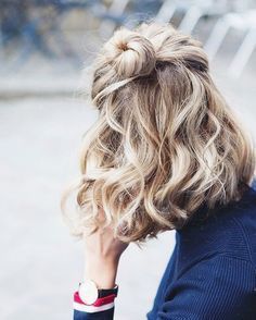 Shoulder Length Bob Haircut, Blonde Curly Hair, Shoulder Hair, Short Hairstyle, Trendy Short Hair Styles, Shoulder Length Hair, Trendy Hairstyles