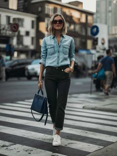 Button Down Denim Shirt Outfit, Light Denim Shirt Outfit Women, Denim Shirts For Women Outfits, Black Jeans Denim Shirt, Shirt And Jeans Outfit Women, Light Denim Shirt Outfit, Denim Pants Outfit Women, Denim Shirt Black Jeans