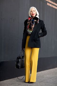 Linda Fargo wears color like a pro. #streetstyle #newyorkfashionweek #fashion #fashionweek #style #harpersbazaar #mrnewton Linda Fargo, New York Fashion Week Street Style, Yellow Pants, Winter Mode, Fashion Articles, 50 Style, Elegante Casual