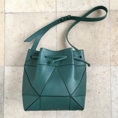 Fold it! Bucket Bag Green Green Leather Bucket Shoulder Bag, Green Leather Bucket Bag With Detachable Strap, Modern Green Bucket Shoulder Bag, Modern Soft Leather Bucket Shoulder Bag, Modern Leather Crossbody Bucket Bag, Modern Leather Bucket Backpack, Leather Bucket Backpack With Detachable Strap, Modern Leather Bucket Backpack With Adjustable Strap, Versatile Green Leather Bucket Bag