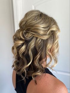 Mother Of The Bride Hairstyles Over 50 Half Up, Mother Of The Bride Medium Length Hairstyles, Mother Of The Bride Hair Down Curled, Mother Of The Bride Hairstyles For Thinning Hair, Mom Of Groom Hairstyles, Mother Of Bride Hairstyles Medium Length Over 50, Mother Of The Bride Hair With Bangs, Down Dos For Medium Hair