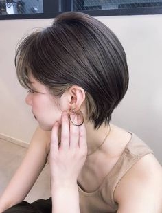 Japanese Short Hair, Dark Grey Hair, Androgynous Haircut, Peekaboo Hair, Hair Catalog, Hair Arrange, Short Hair Color, Dress Hairstyles