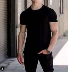 Black Shirt Outfit Men, Aesthetic Abs, Wallpaper Fitness, Black Shirt Outfits, Bodybuilding Aesthetic, Compression Shirt Men, Black Outfit Men