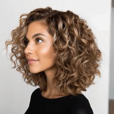 53 Flattering Medium-Length Haircuts for Women Over 40 Natural Curls Haircut, Haircuts For 40 Year Old Women, Shoulder Length Curly Haircuts, Curly Haircuts Medium, Medium Curly Haircuts, Medium Length Curls