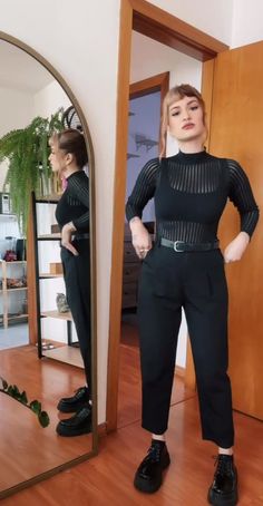 Grunge Smart Outfit, Soft Grunge Work Outfits, Fun All Black Outfits, Alternative Dinner Outfit, Black Hipster Outfits, Alternative Business Casual Outfits For Women, Chic Punk Outfits, Rock Work Outfit, Minimalistic Goth Outfits