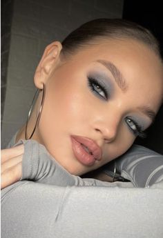 Makeup Look For Blue Eyes, Makeup For Grey Eyes, Cool Tone Makeup Looks, Cool Tone Makeup, Winter Make Up, Blue Eyes Makeup, Grey Eye Makeup, Maquillage On Fleek, Mekap Mata