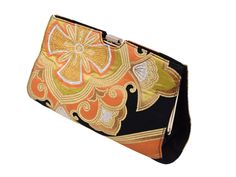 Have a penchant for recrafted handbags & clutches? We believe this gold bridal clutch would be a best choice for you! Perfect for evening parties & ideal for gifting. We have got something unique for you! This stunning golden evening clutch bag is meticulously crafted by hand using vintage Kimono Obi, making each piece unique and one-of-a-kind. The perfect size for holding all your belongings while on the go, day or night. The clutch features a secure closure and one slip pocket for added conven Bridal Clutch Purse, Gold Evening Bag, Clutch Bag Wedding, Black Kimono, Vintage Japanese Kimono, Bridesmaid Bags, Wedding Clutch, Bridal Clutch, Evening Purse