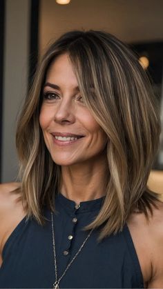 Trendy Mom Haircut Ideas for Effortless Style - TecArticles Haircut Ideas Low Maintenance, Medium Length Hair Styles Straight, Medium Length Lob With Layers, Low Maintenance Haircut For Thick Hair, Trendy Mom Haircut, Postpartum Haircut, Hot Mom Haircut, Easy Mom Hairstyles