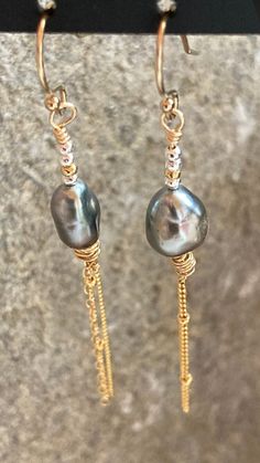 Pair of earrings Tahitian Pearls in Gold Filled, handmade. Tahitian Pearl Earrings, Hawaiian Jewelry, Carved Designs, Tahitian Pearls, Shell Necklaces, Tahiti, Jewelry Earrings Dangle, Gold Filled, Dangle Drop Earrings