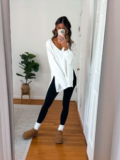 Leggings And Mini Uggs Outfit, Black Leggings Uggs Outfit, How To Style Uggs With Leggings, Cute Outfits With Ultra Mini Uggs, Platform Ugg Outfit Ideas, Ugg And Leggings Outfit, Ultra Mini Uggs Outfit Leggings, Black Ugg Ultra Mini Outfit, Cute Outfits Black Leggings