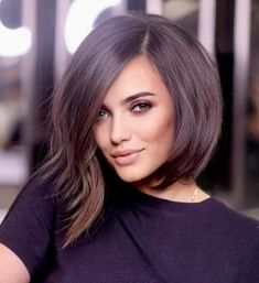 Asymmetrical Bob with a Deep Part Κούρεμα Bob, Asymmetrical Bob Haircuts, Asymmetrical Haircut, Bob Hairstyles With Bangs, Bob Haircut For Fine Hair, Haircut Inspiration, Penteado Cabelo Curto, Haircuts For Fine Hair, Years Younger