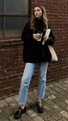 How to Wear Loafers—21 Stylish Ways to Style Them Loafer Outfits, How To Wear Loafers, Loafers Outfit, Looks Street Style, Mode Inspo, Outfit Inspo Fall, Black Sweater