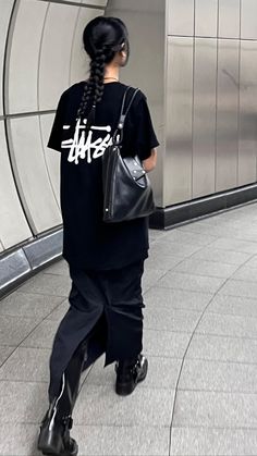 Stussy Women Outfit, Stussy Outfit Woman Street Styles, Stussy Outfit Woman, Cargo Maxi Skirt Outfit, Black Cargo Skirt Outfit, Street Style Tshirt, Black Cargo Skirt, Black Maxi Skirt Outfit, Black Tshirt Outfit