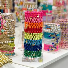 Bracelet Vendor Display, Selling Bracelets Display, Bracelet Stand Aesthetic, Bracelet Bar Display, Preppy Bracelet Pop Up Stand, Bracelet Stand Display, Bracelet Stand Shop, Bracelet Holder Ideas, Bracelet Stand Ideas