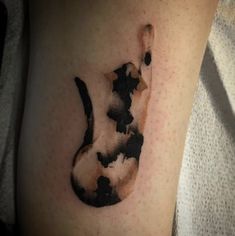 a cat tattoo on the leg of a person's leg with watercolor paint